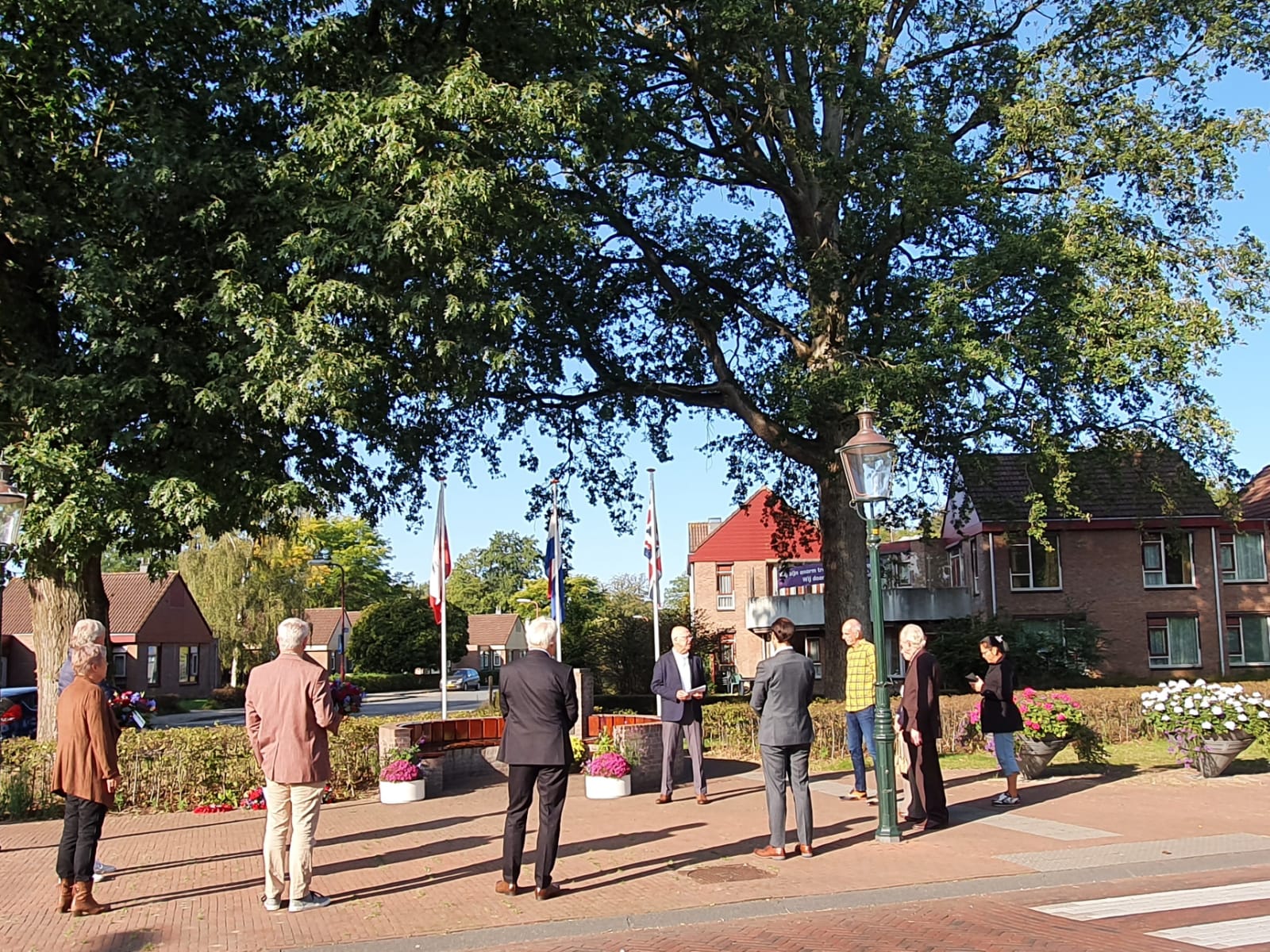 Een ingetogen herdenking dit jaar bij de Airbornebank onder aanwezigheid van slechts een beperkt aantal mensen.