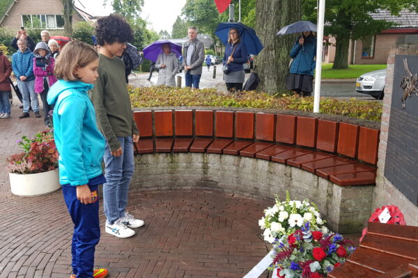 Kranslegging door Wolfhezer kinderen bij herdenking Airnornebank