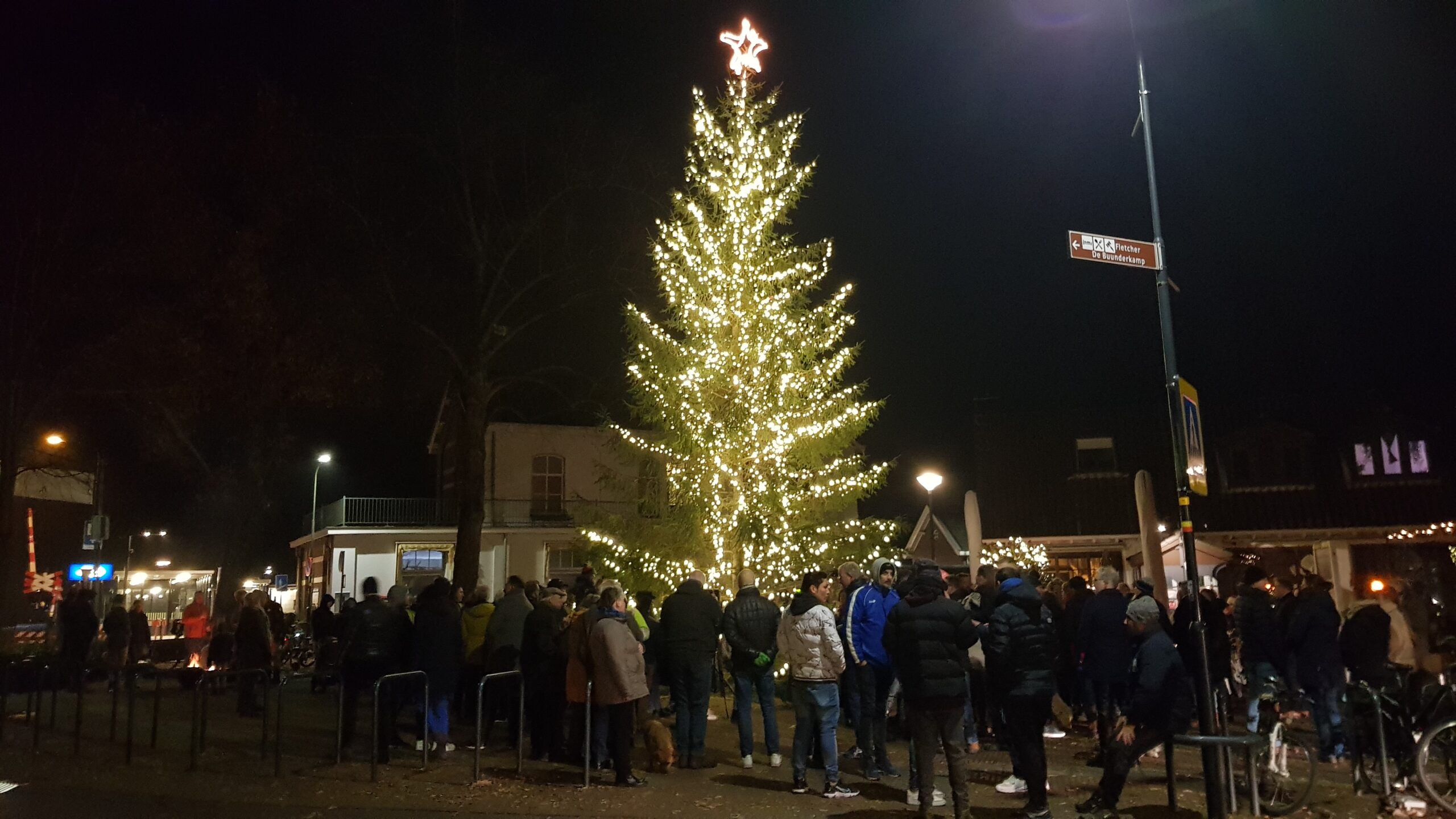 Ontsteken lichtjes kerstboom 13-12-2022