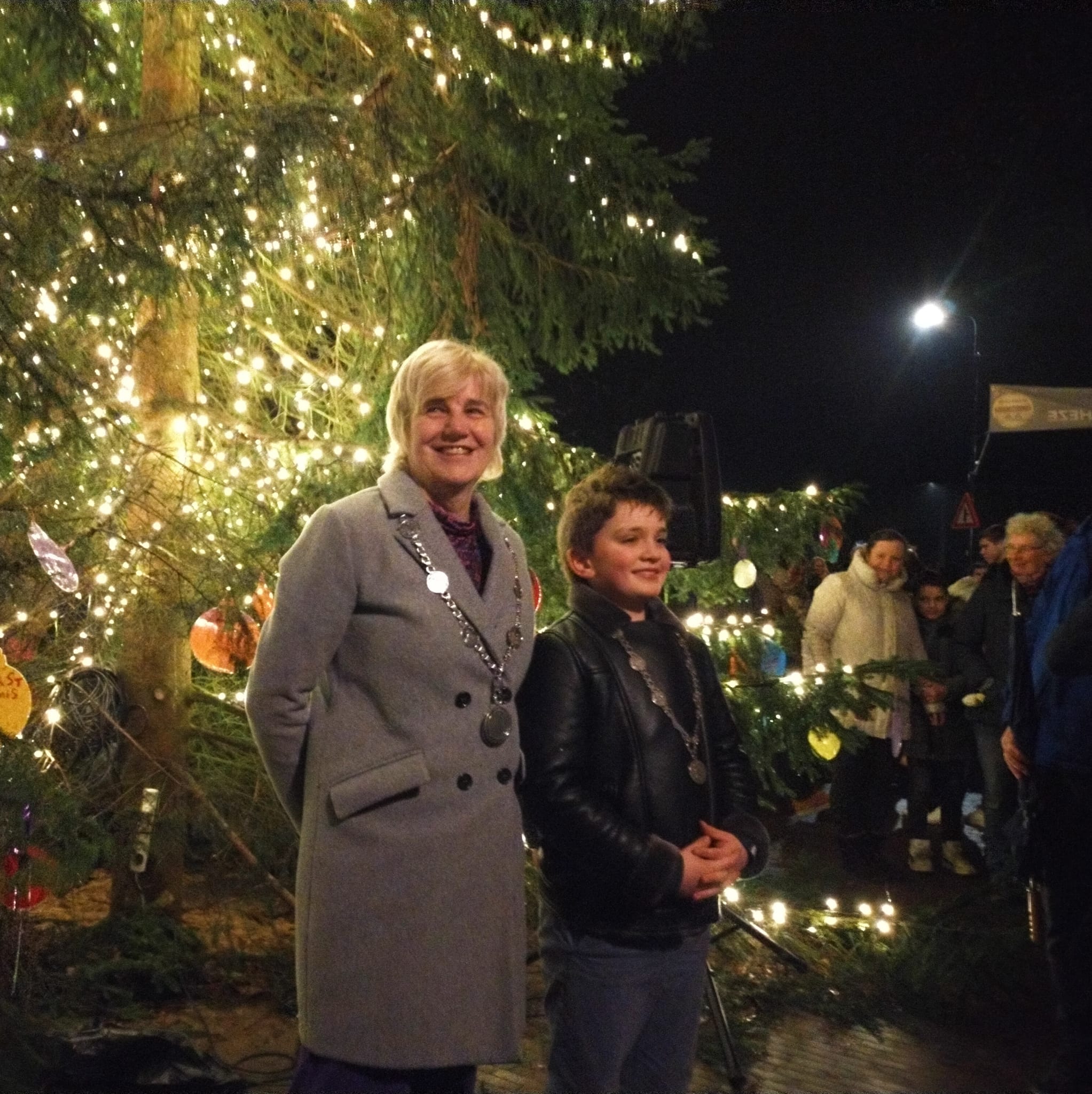 Ontsteken lichtjes kerstboom 2023 door burgemeester Agnes Schaap en kinderburgemeester Simon van Hoving