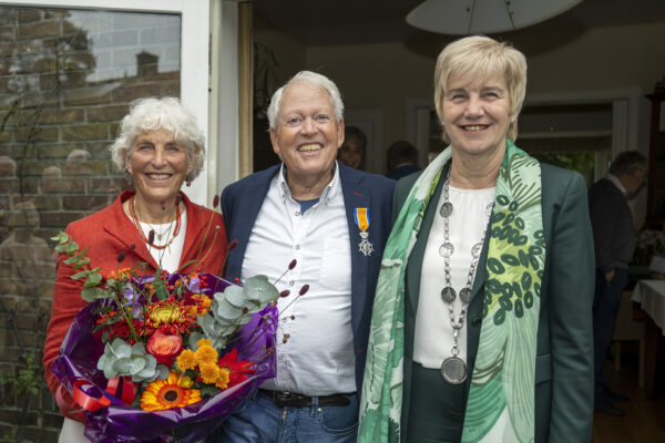 Koninklijke Onderscheiding voor de heer André van Schaveren bij hem thuis in Wolfheze. Foto: Berry de Reus